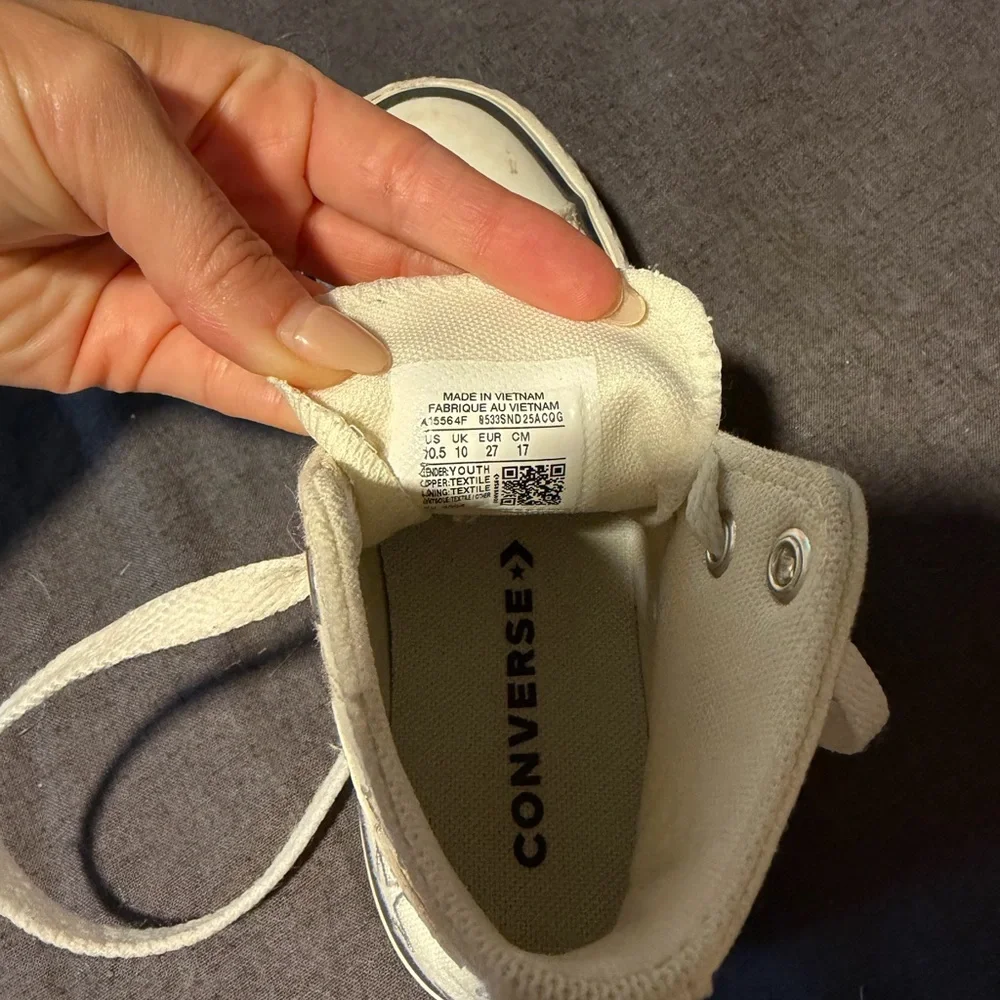 Converse Kids High Top Sneakers in Cream with Silver Star Print (size 10.5)